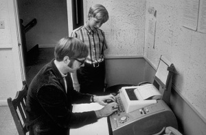 Gates sedang melihat sahabatnya Paul Allen, yang juga pendiri Microsoft Corp, sedang mengetik dengan teletype di Lake Side School Seattle 1968